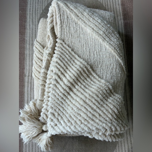 NATURAL LIFE Tufted Woven Quilt - Picture 5 of 7